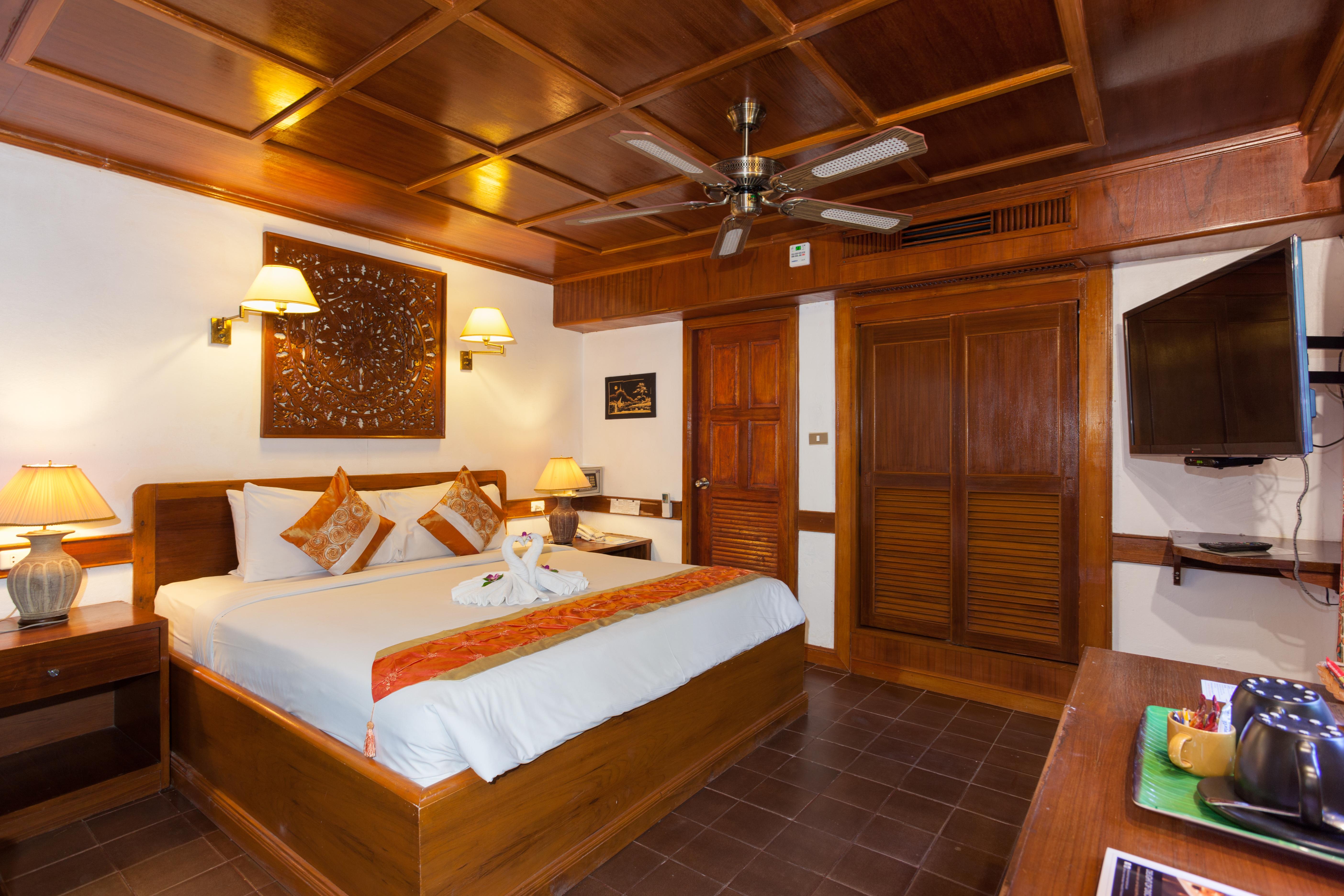 Tropica Bungalow Beach Hotel Patong Esterno foto
